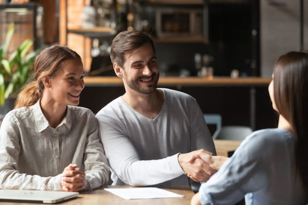 shaking-mortgage-advisors-hand