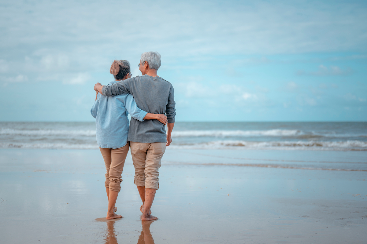 Senior,Couples,Walking,On,The,Beach,At,Sunny,Day,,Plan